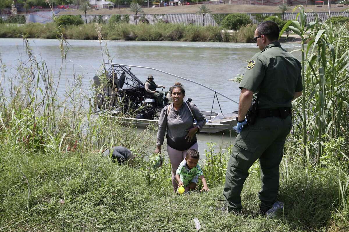 Small Eagle Pass bus company charges migrants steep fares to get to San