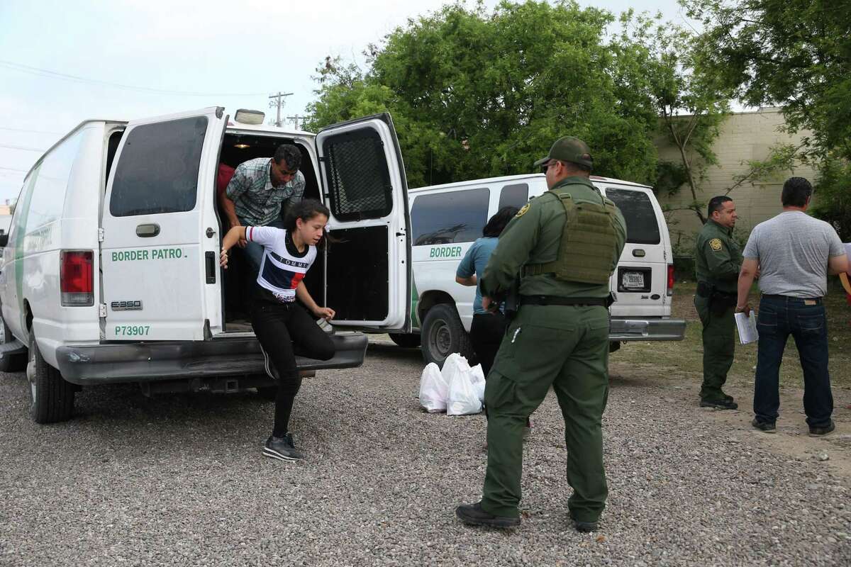 Small Eagle Pass bus company charges migrants steep fares to get to San Antonio