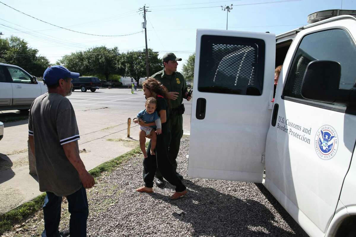 Small Eagle Pass bus company charges migrants steep fares to get to San Antonio