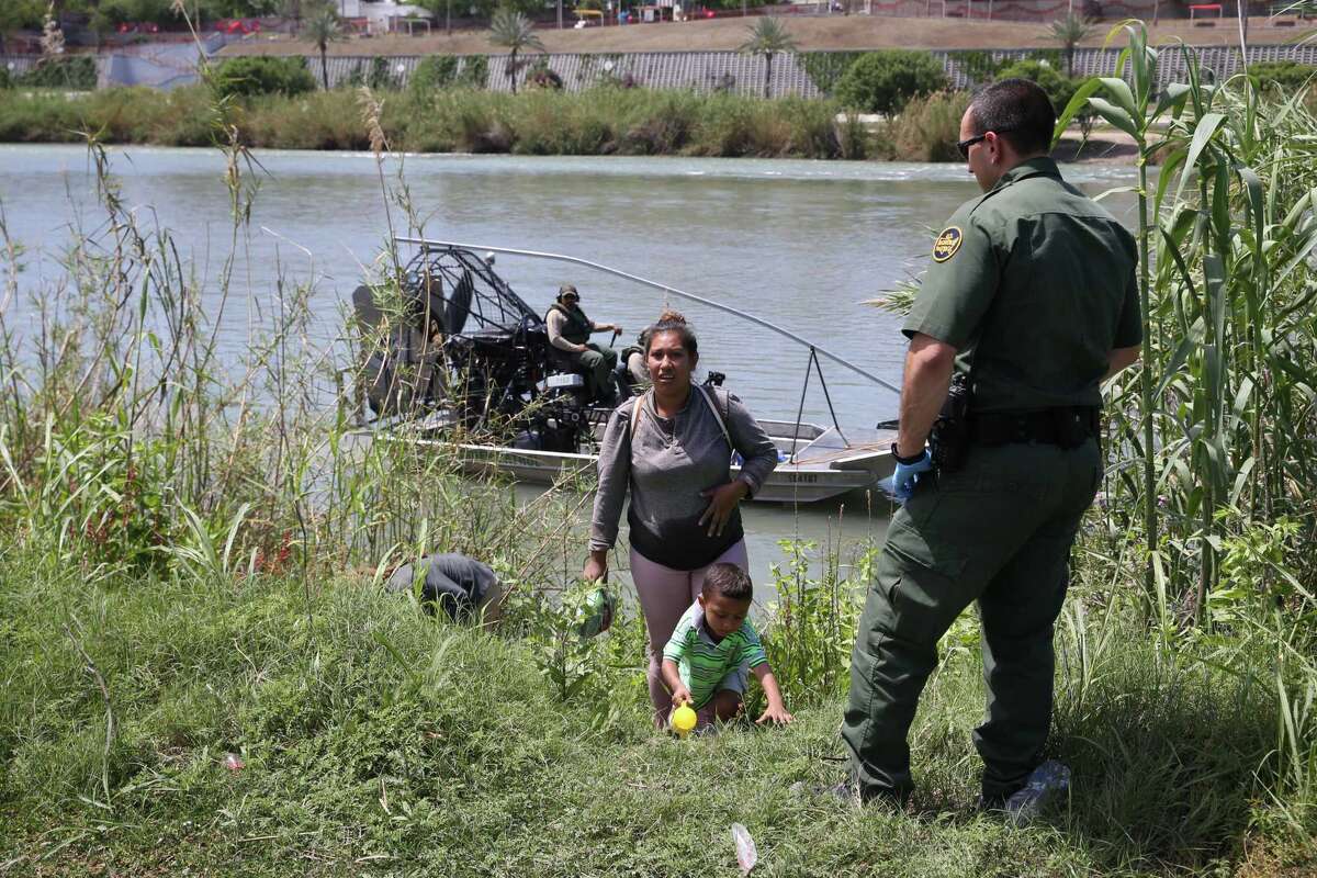 Small Eagle Pass bus company charges migrants steep fares to get to San Antonio