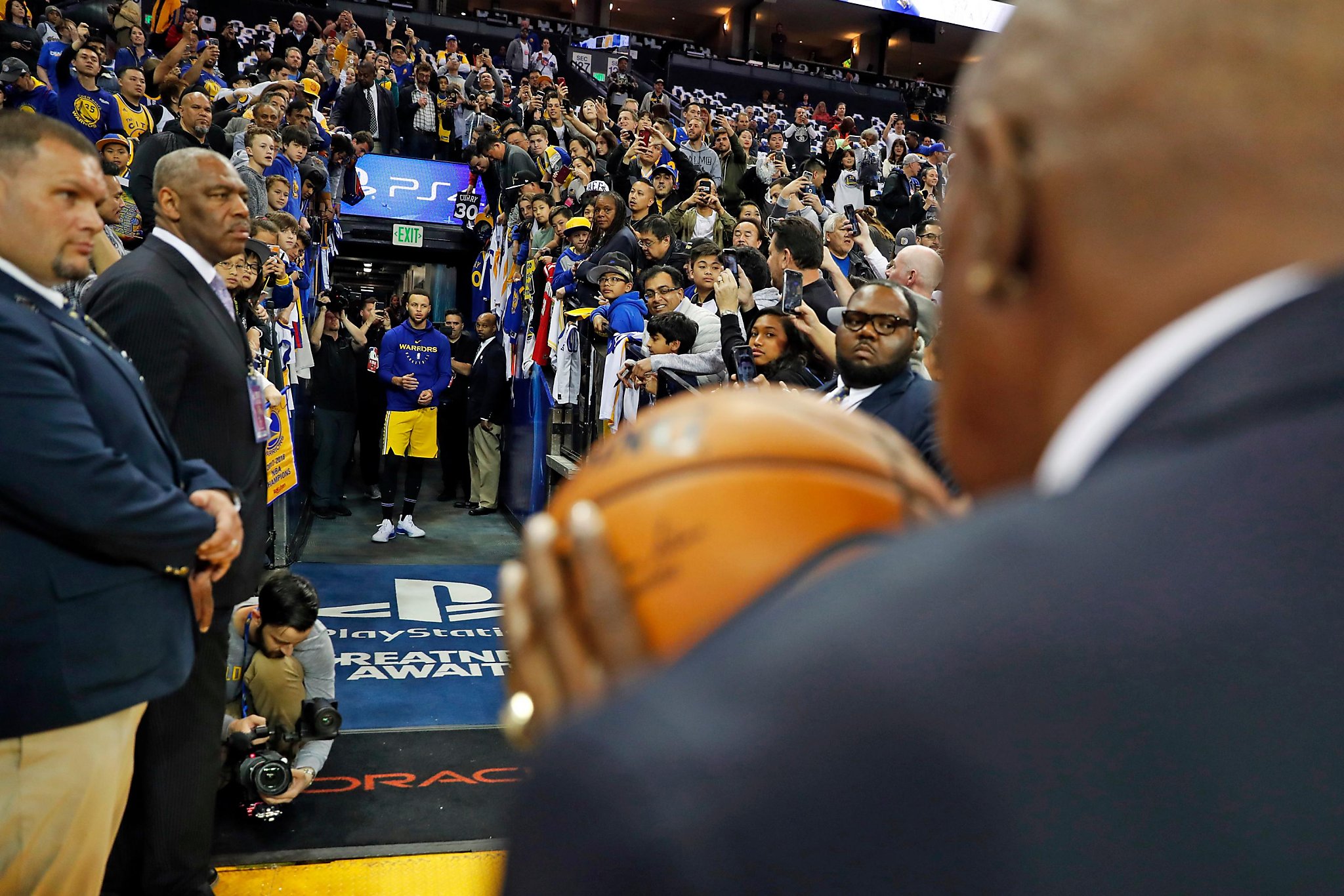 Time Running Out For Stephen Curry S Tunnel Shot And His Assist Man Sfchronicle Com