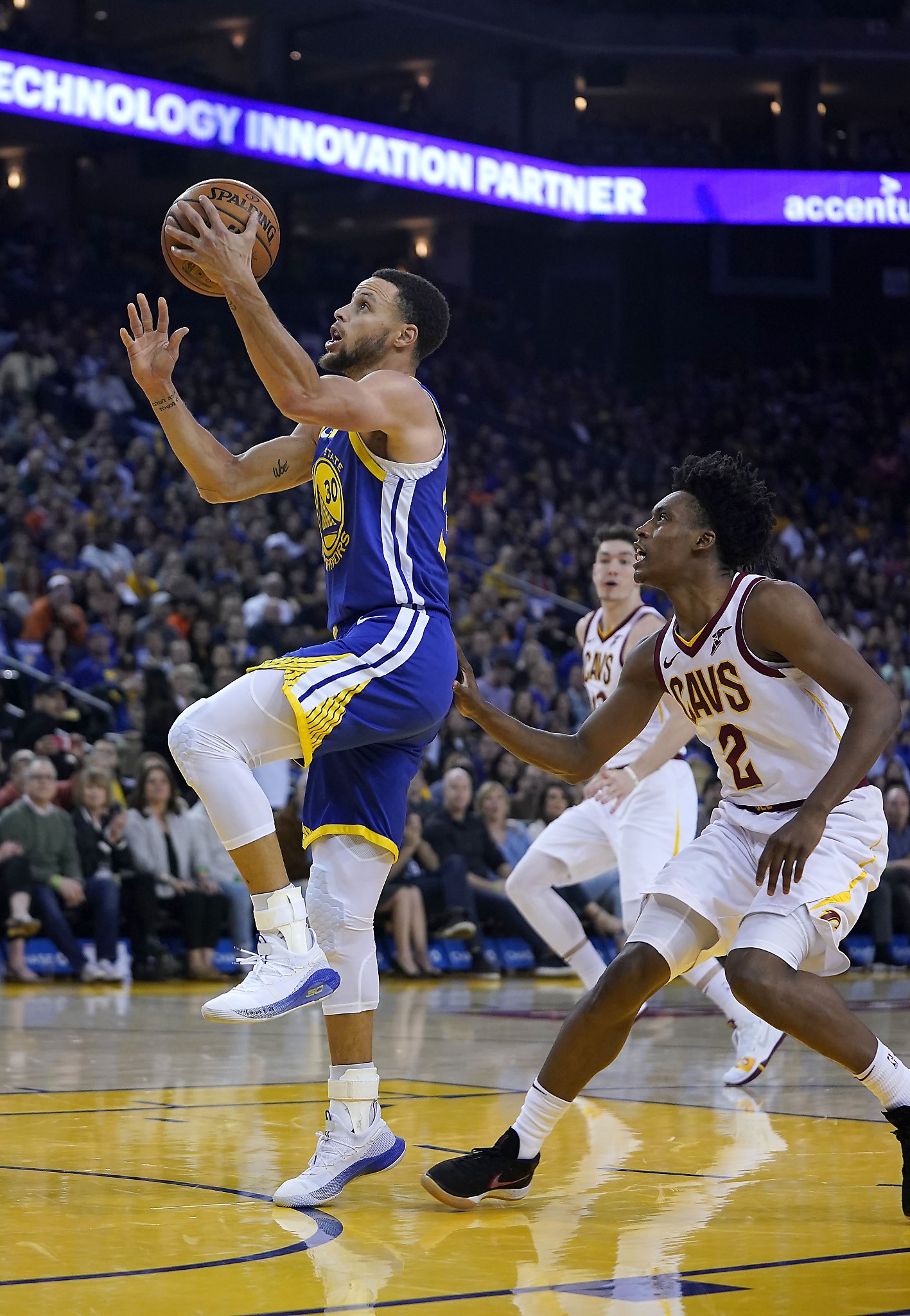 Steph Curry scores 40, Warriors rally past Cavs 106-101