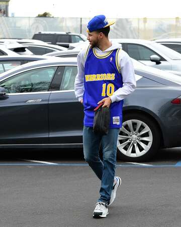 Steph Curry honors Warriors legends 