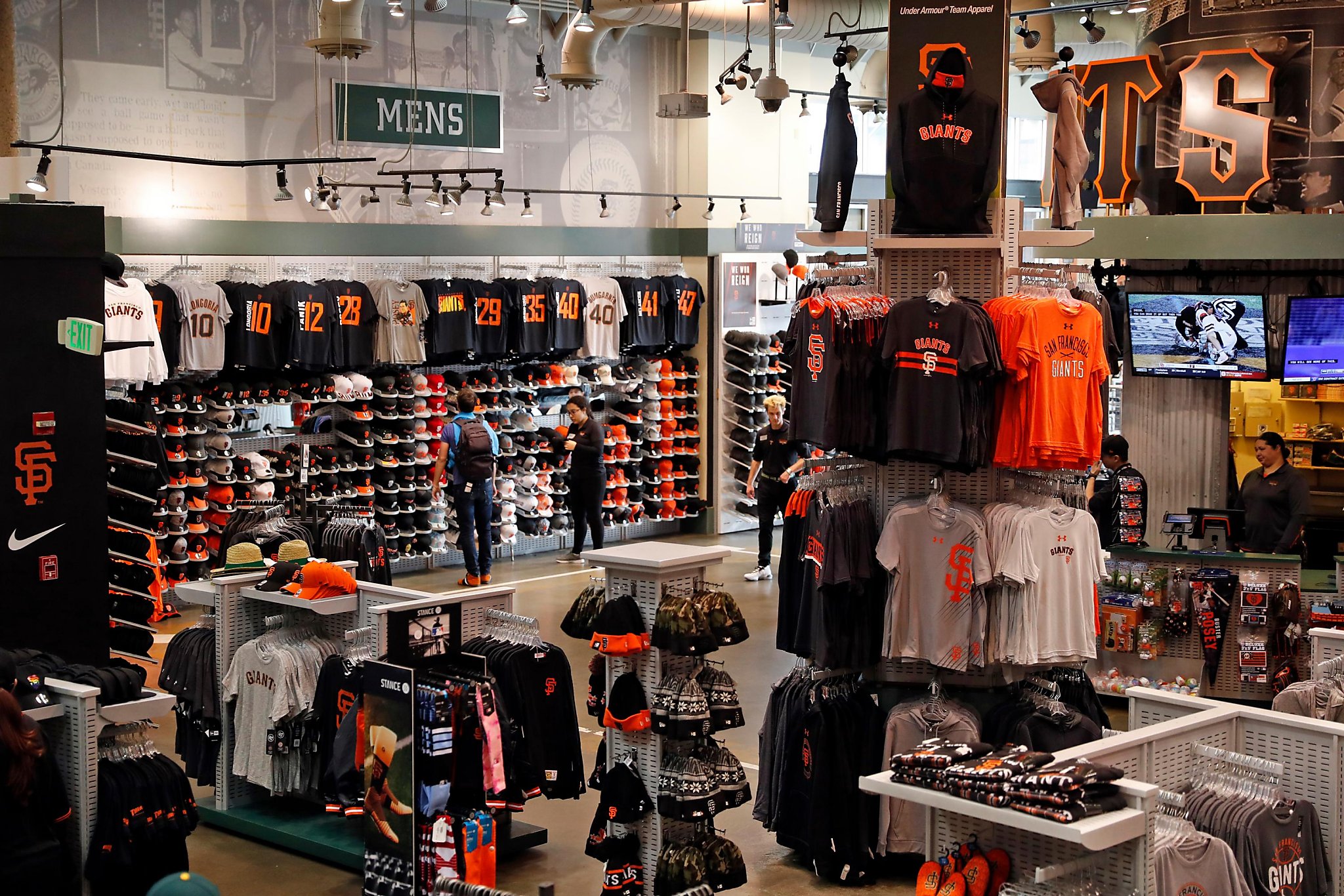 Buying returning Giants gear to get easier after merchandising deal