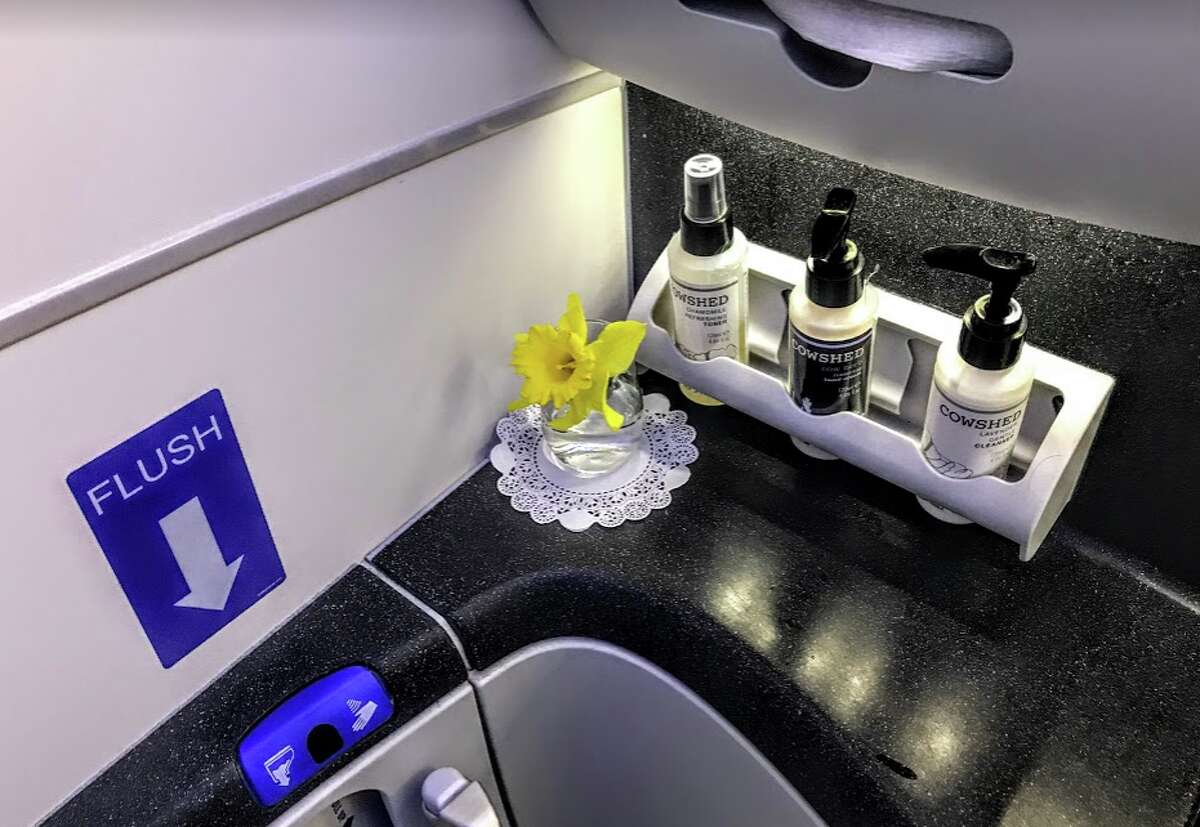 Airlines are diffusing new scents across airports and onboard jets.