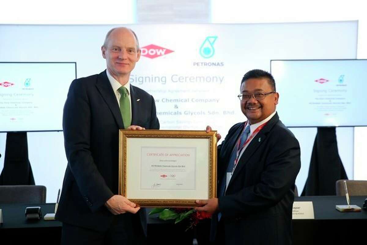 Dow presenting a Certificate of Acknowledgement to PETRONAS Chemicals Glycols for participating in the Dow-IOC carbon partnership program. (Photo provided)