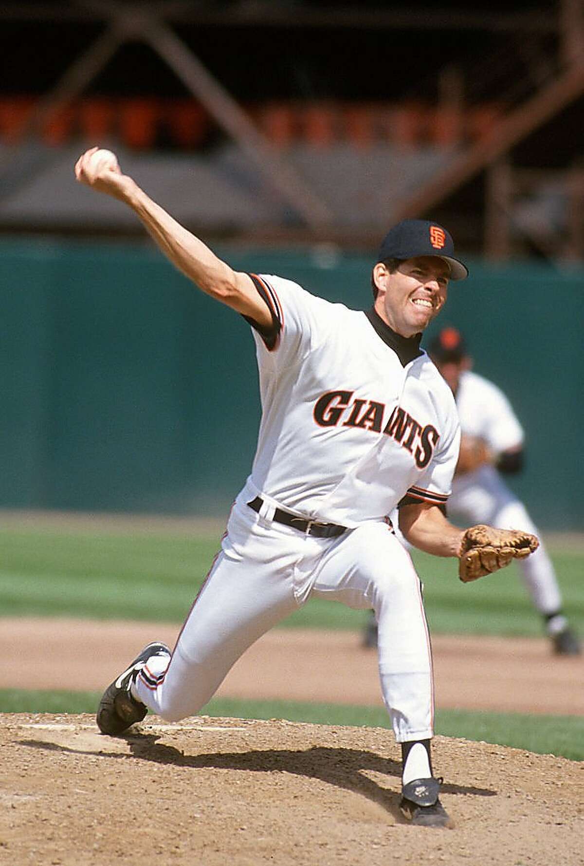 SAN FRANCISCO, CA - CIRCA 1993: Scott Sanderson #29 of the San Francisco Giants pitches during a Major League Baseball game circa 1993 at Candlestick Park in San Francisco, California. Sanderson played for the Giants in 1993. (Photo by Focus on Sport/Getty Images)