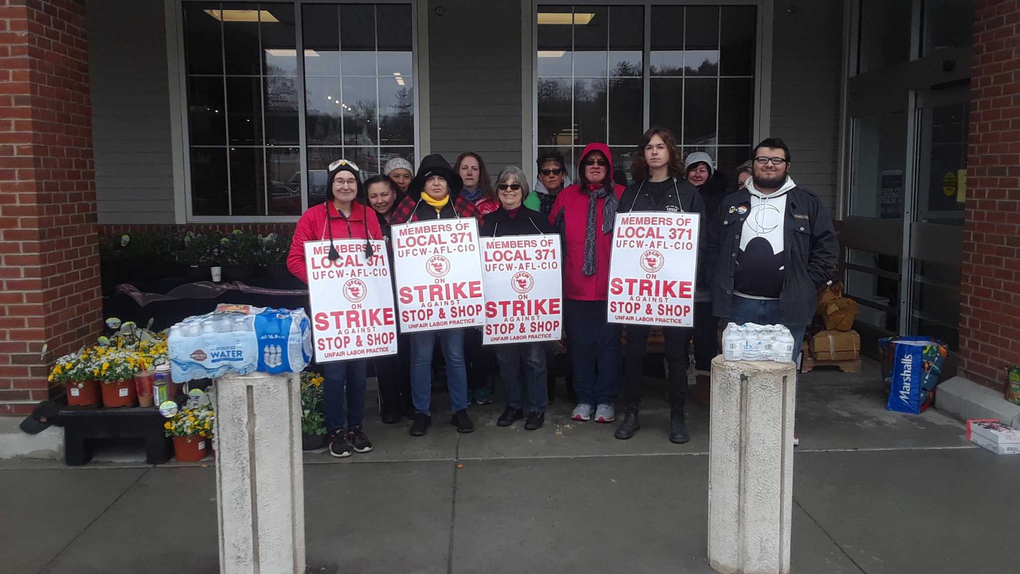 litchfield stop shop employees picket outside route 202 store the register citizen the register citizen