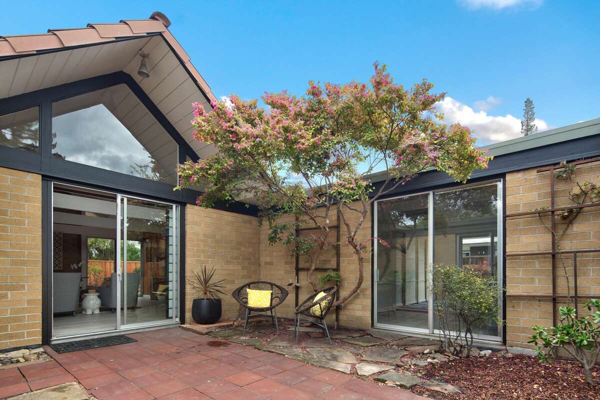 Showstopping Eichler in Palo Alto asks $2.6M