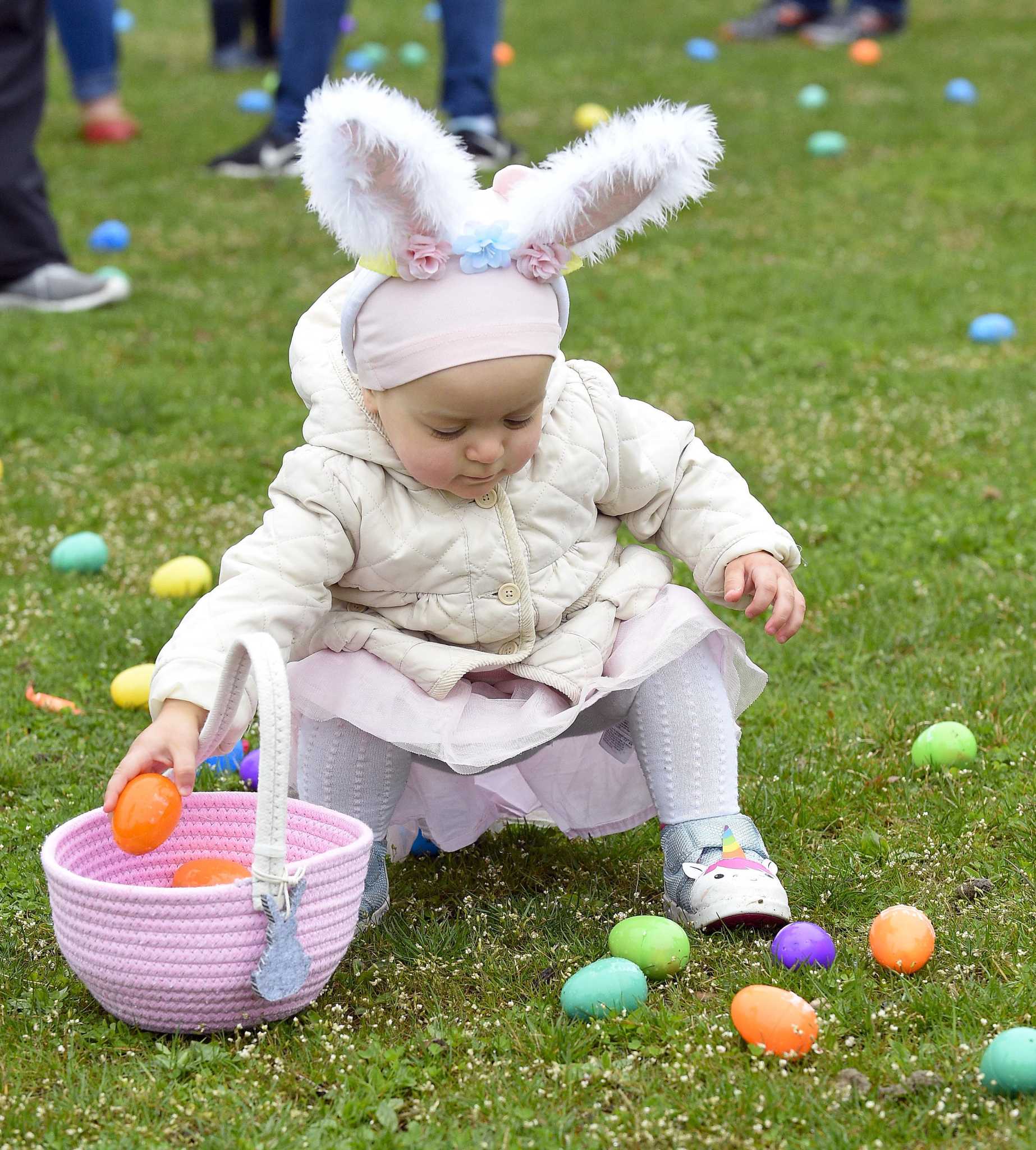 Hundreds scramble at Greenwich’s Easter egg hunt