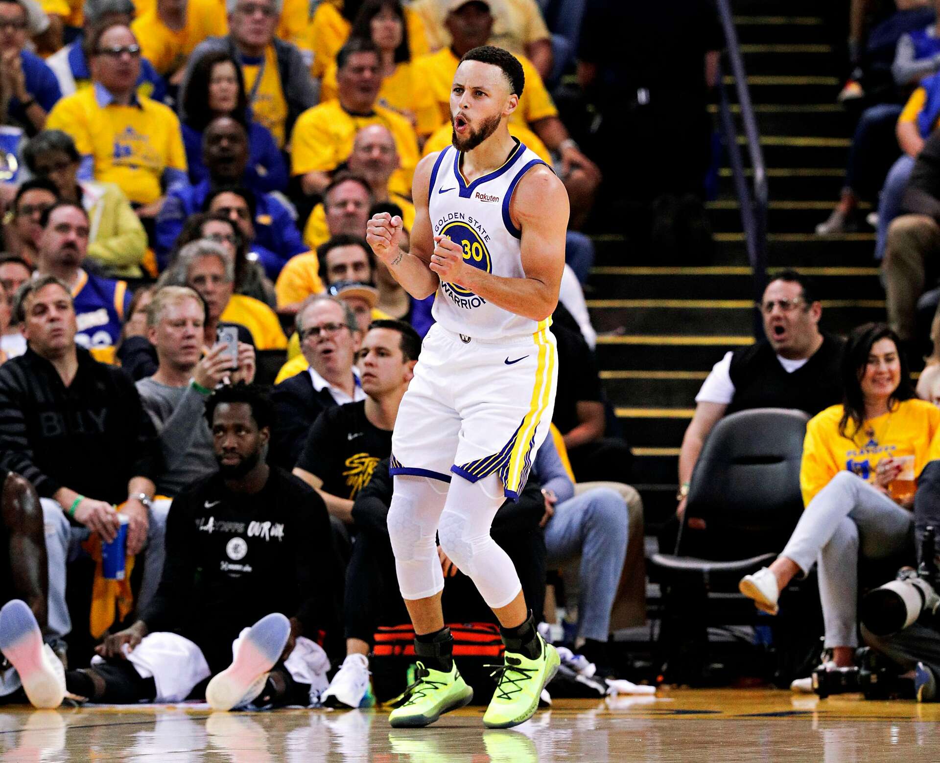 Shoes stephen curry is wearing tonight on sale