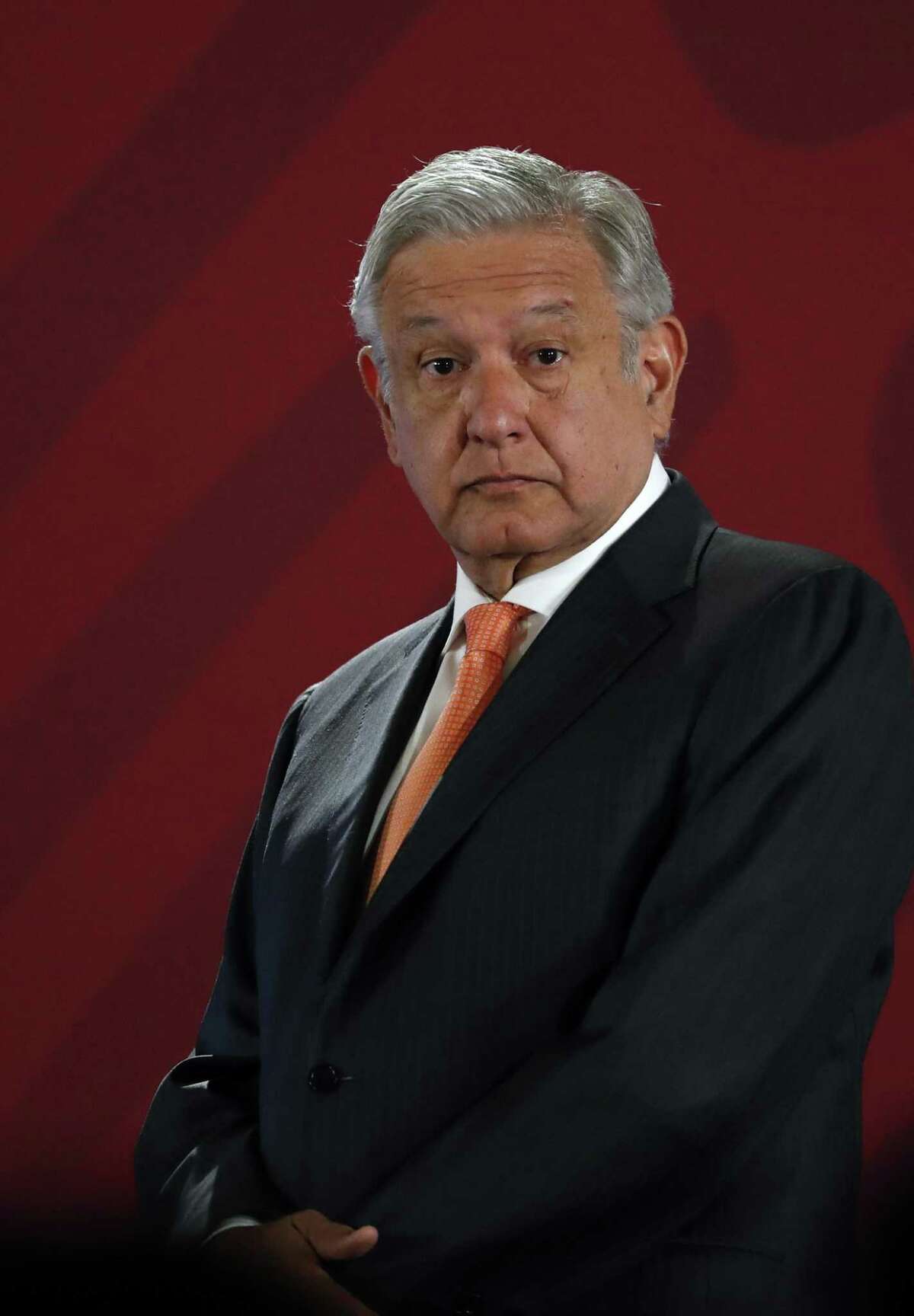 ARCHIVO—El presidente mexicano, Andrés Manuel López Obrador, responde a las preguntas de los periodistas en su conferencia de prensa diaria de las 7 a.m. en el Palacio Nacional en la Ciudad de México, el martes 9 de abril de 2019.