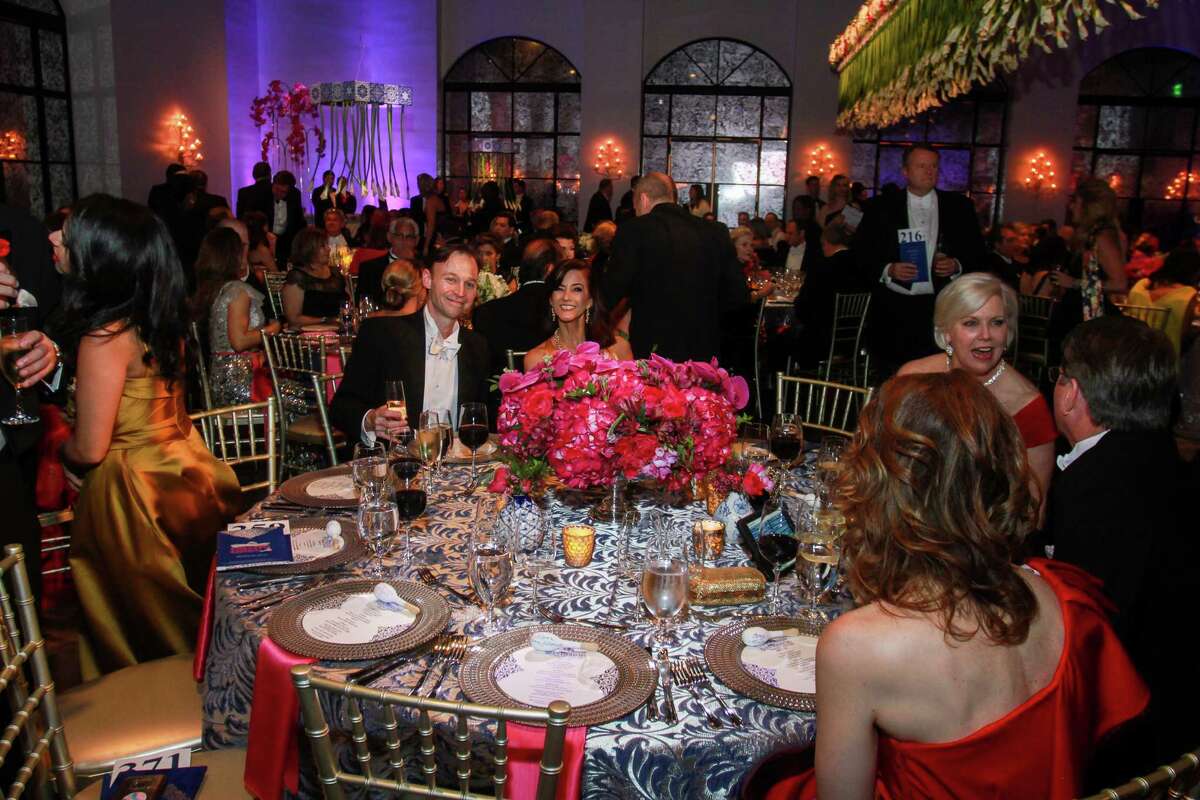 Houston Grand Opera takes whitetie 'Opera Ball Cielito Lindo' to the