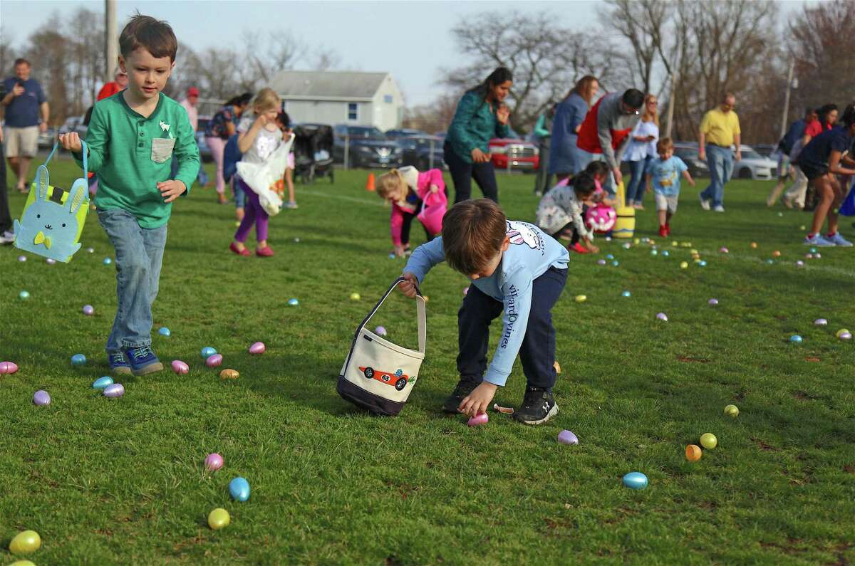 In Pictures / Easter egg hunt attracts hundreds