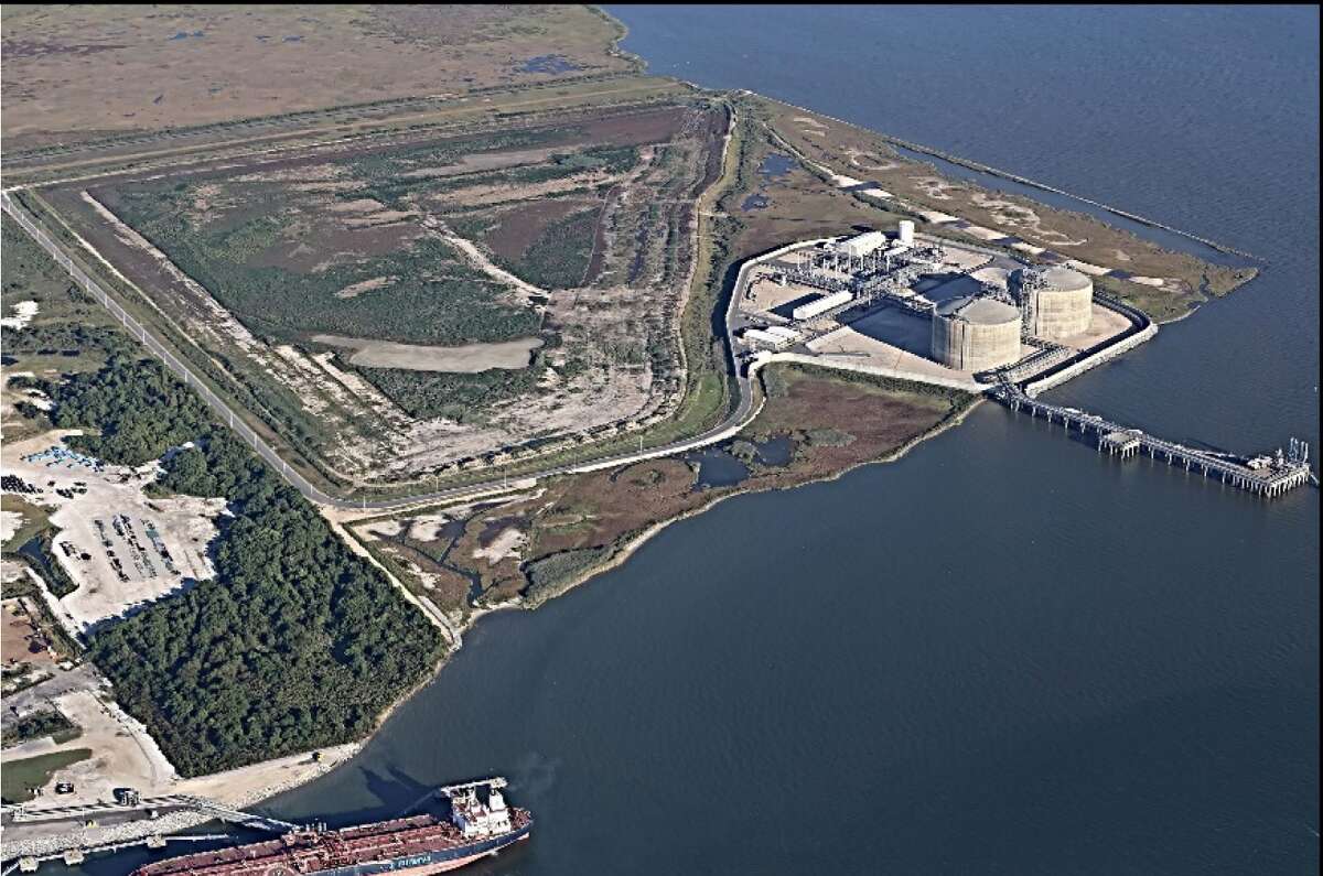 Kinder Morgan's Gulf LNG project in Mississippi took another step forward after the U.S. Department of Energy issued an order authorizing exports from the proposed liquefied natural gas terminal.
