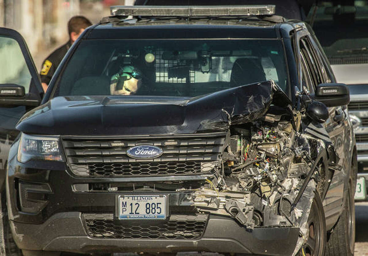 South Roxana police officer hurt in crash while responding to emergency