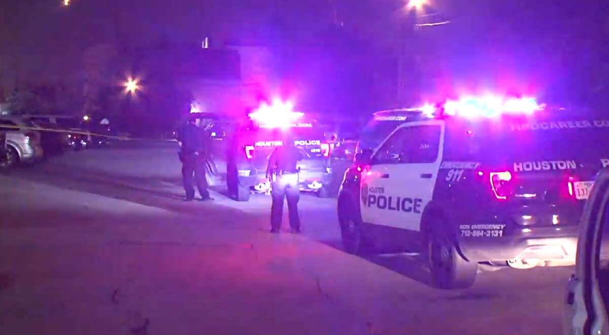 Man shoots woman who approached him with Mace, Taser at apartment near