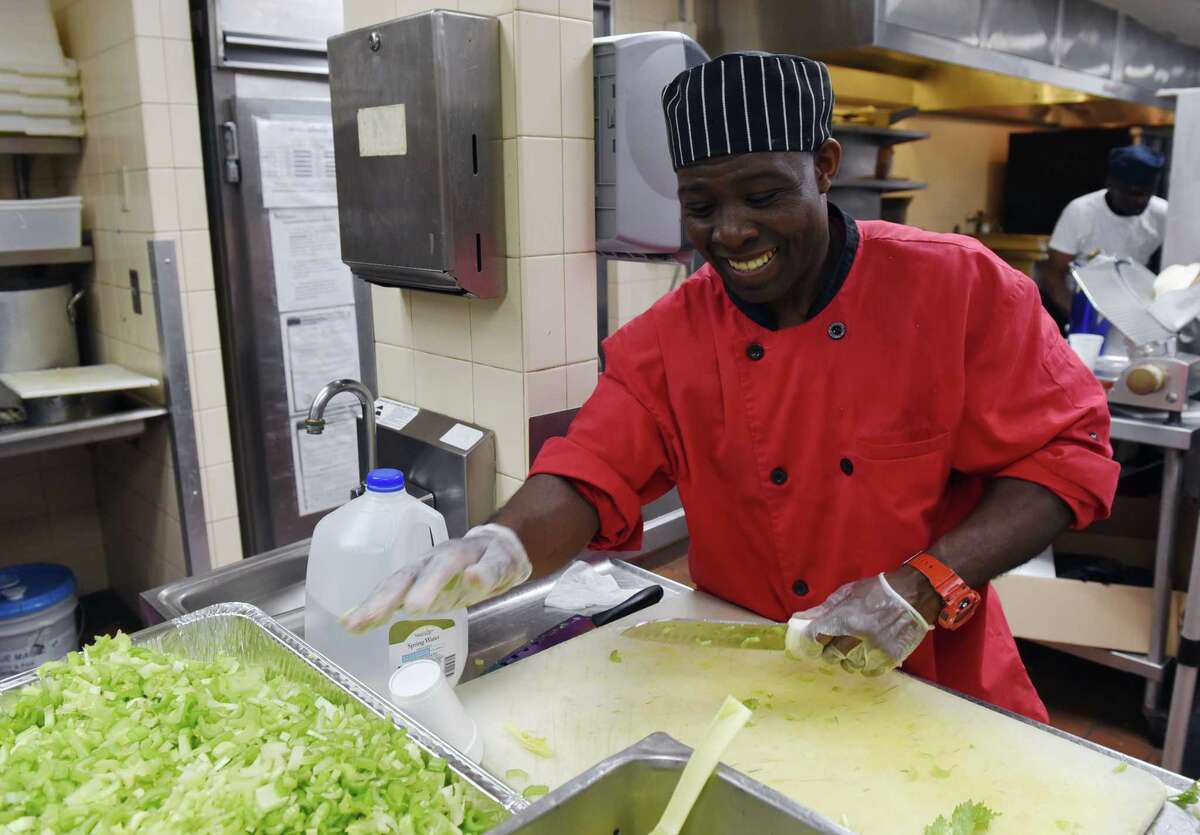 Photos Rescue Mission preps 2,000 meals for Easter Sunday