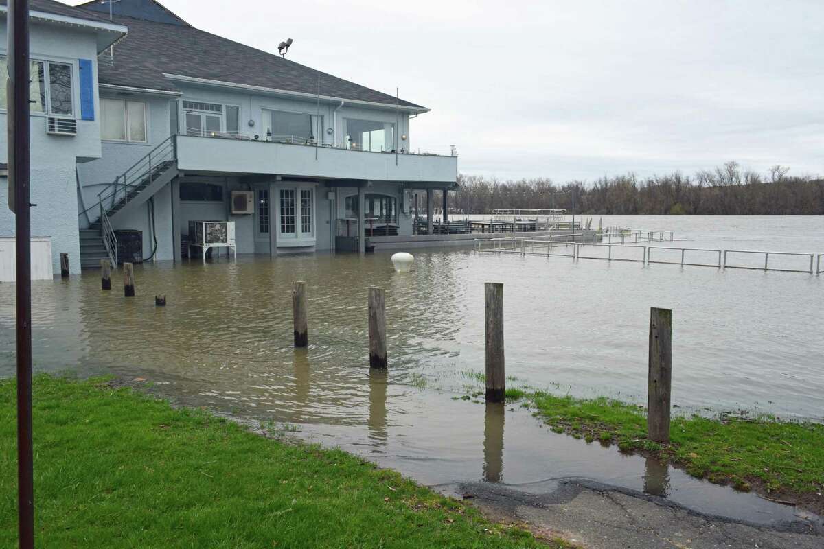 Connecticut River continues to rise in Middletown; entire boardwalk