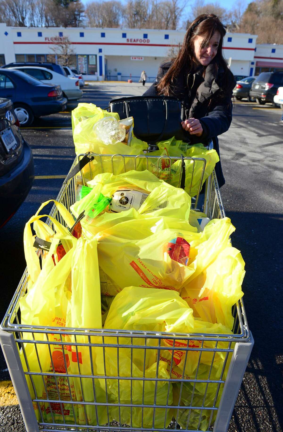 Any business that doesn’t adhere to Middletown’s new plastic bag ordinance will be given a warning. If it doesn’t comply, the city will assess a $45 fine. While plastic checkout bags won’t be provided, groceries and other merchants can provide paper bags for a $.10 fee. Middletown Recycling Coordinator Kim O’Rourke said even paper presents its own environmental issues.