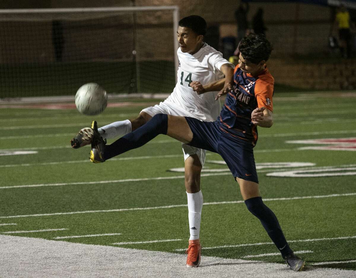 Houston Sharpstown, Alexis Vargas Rebollar,(14), and Frisco Wakeland, William Hitchcock,(15),battle for the ball during the second half of UIL Boys 5A semifinals soccer game, Thursday April 18,2019, in Georgetown, Texas. Houston Shaprstown was defeated 2-1. (Houston Chronicle/Rodolfo Gonzalez)