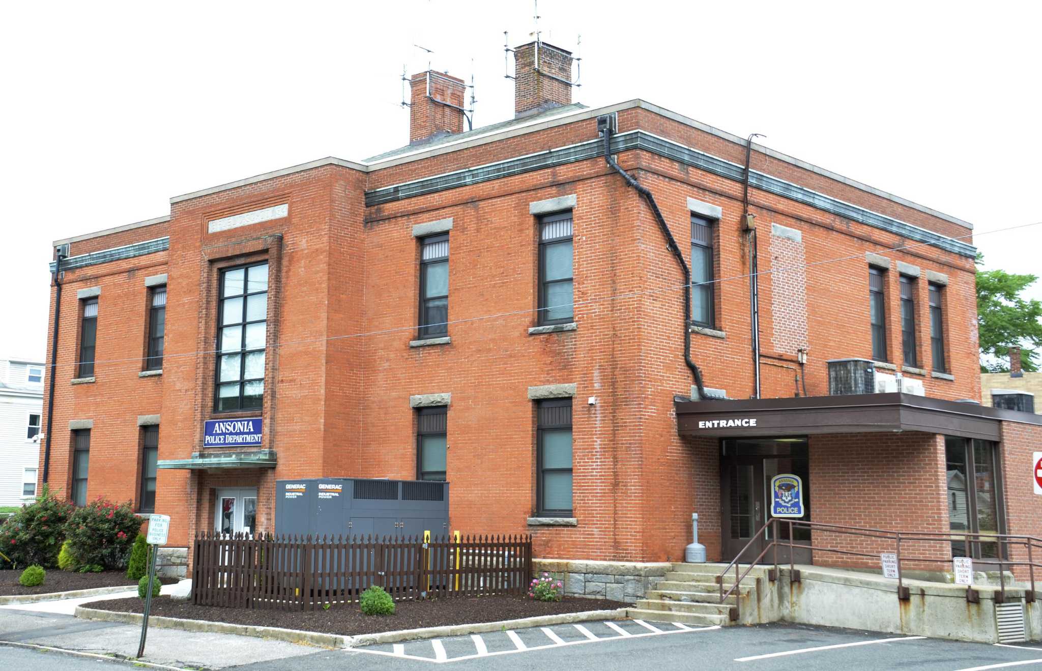 Driver suffers lifethreatening injuries in Ansonia crash