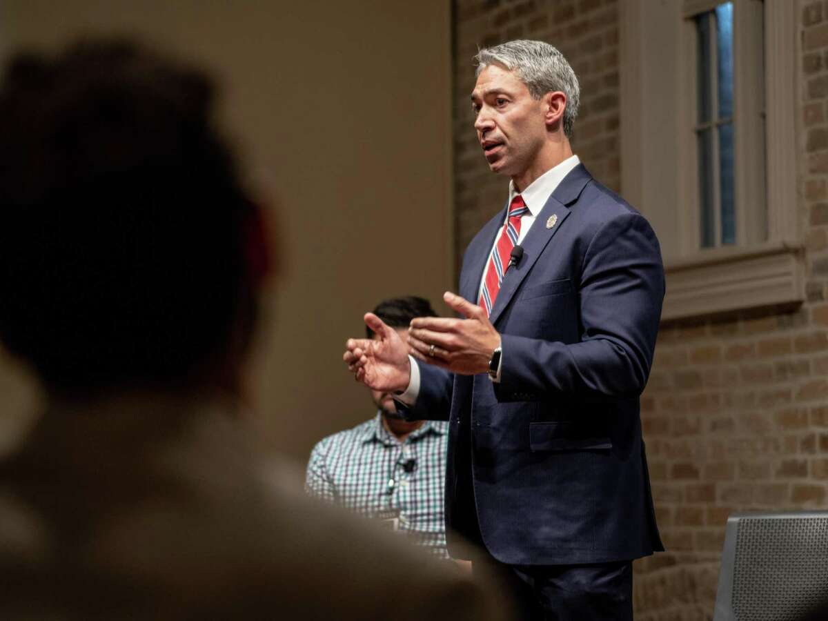 San Antonio Mayor Ron Nirenberg speaks during a mayoral debate against San Antonio City Councilman from District 6 Greg Brockhouse hosted by The Rivard Report at The Spire in St. Paul Square in San Antonio on Wednesday, April 17, 2019.