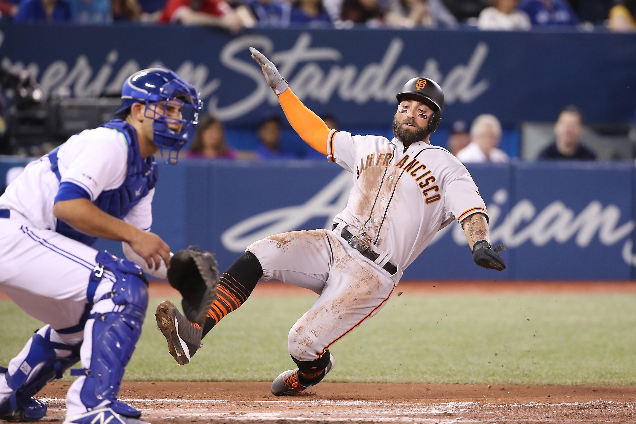 Giants hit 4 homers to beat Blue Jays after surviving late grand slam