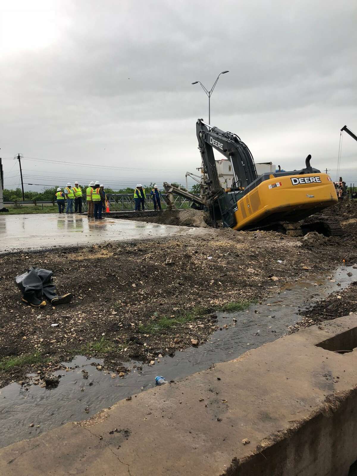 US 90 WB CLOSURE UPDATE: Progress being made on @MySAWS sewer line collapse but rain is slowing things down. The WB frontage road is partially open but mainlanes will remain closed at Hunt Lane through evening rush hour. Here's a @MySAWS video update: