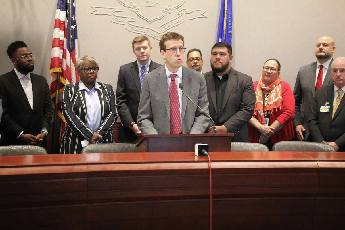 CT law to allow insurance agents to take Spanish licensing