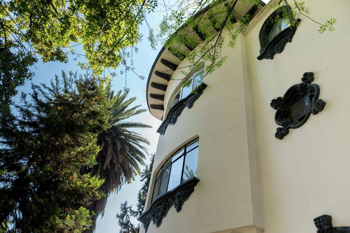 Fluenz’s program takes place in a series of artfully restored Spanish Colonial villas (in some cases villa hotels by the stylish Pug Seal group), located in some of Mexico City’s swankiest neighborhoods.