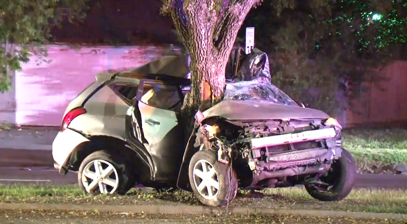 Driver dies after vehicle slams into tree in west Houston