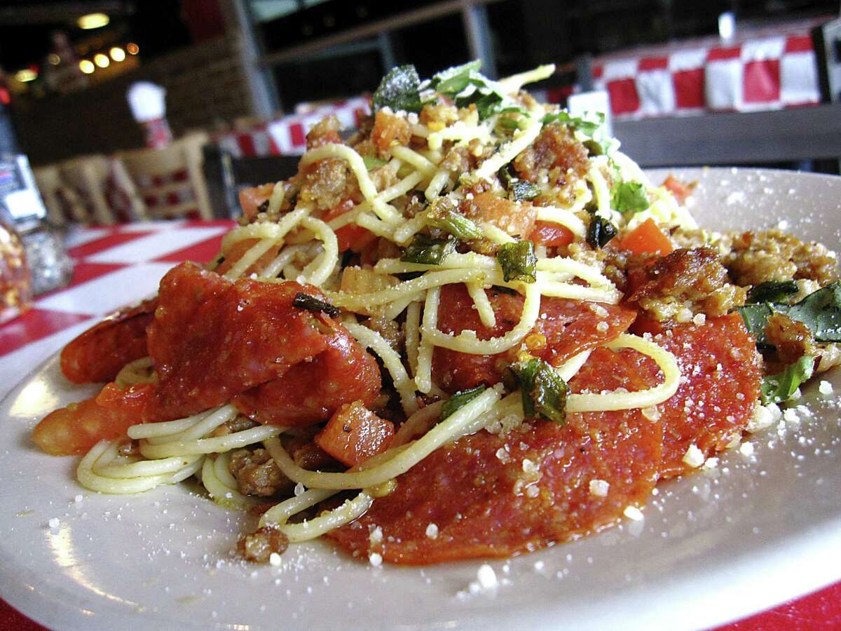 Review Julian’s Italian Pizzeria hits home with pizza, pasta and value
