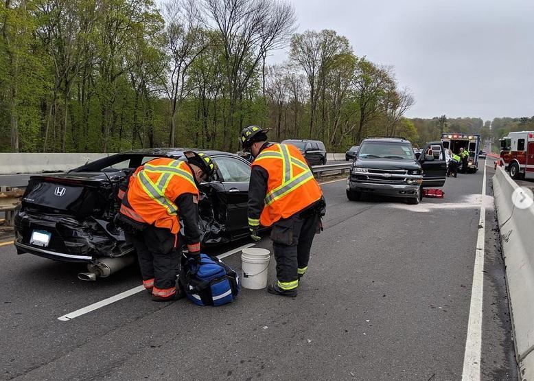 3 hurt in multivehicle crash on Merritt Parkway
