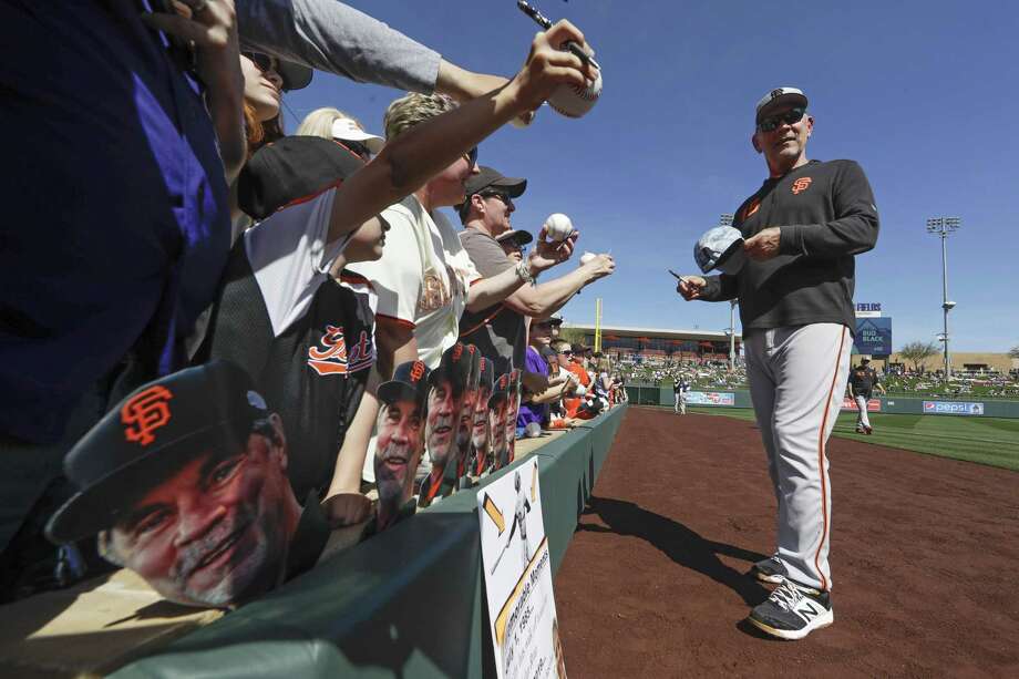 在亚利桑那州斯科茨代尔举行的与科罗拉多落基山脉队的春季棒球比赛前，波浪式的签名。图片:克里斯·卡尔森/美联社/版权2019年美联社。版权所有