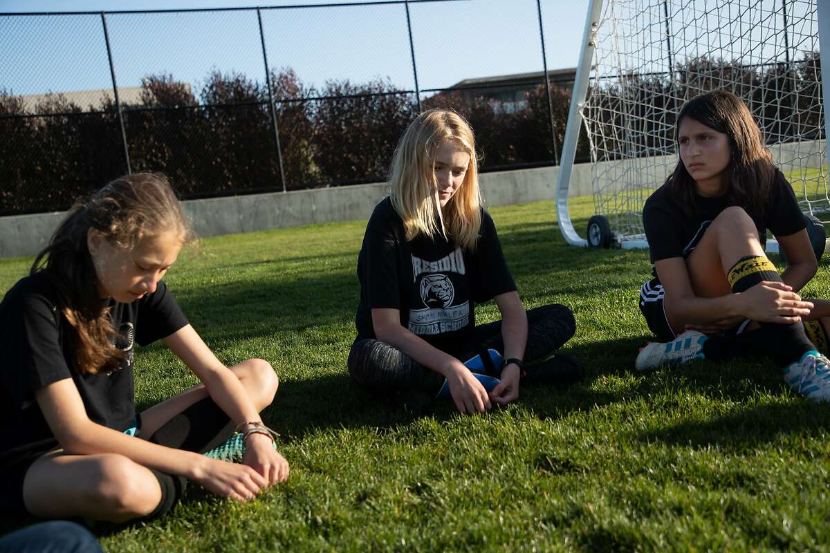 14岁的悉尼·洛平(Sydney Lopin)、12岁的马莉亚·史密斯(Malea Smith)和14岁的莉拉·斯里拉姆(Leela Sriram)在足球训练结束后接受采访时谈到了本月早些时候在默塞德湖附近被车撞死的队友马德兰·科特瓦(Madlen Koteva)。2019年4月24日(星期三)，美国加州旧金山。