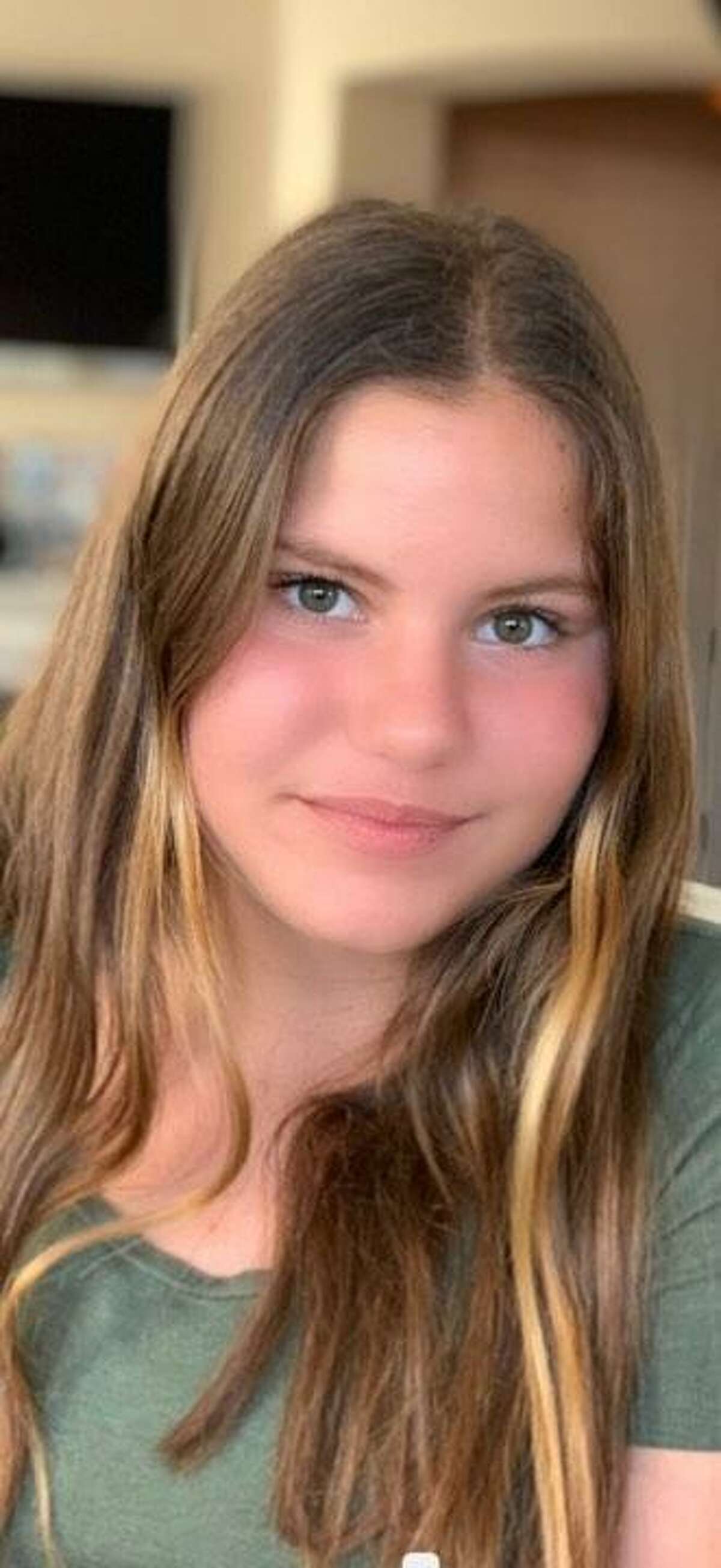 14岁的马德兰·科特娃在默塞德湖附近的约翰·缪尔大道上行走时被一辆汽车撞倒，在旧金山总医院死亡。