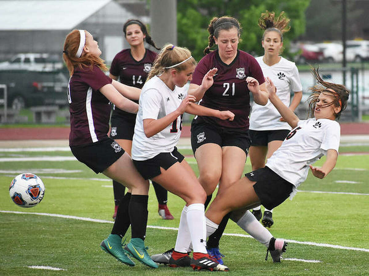 Edwardsville’s Zoe Ahlers, left, and Ava Walls, right, battle in a group of players.
