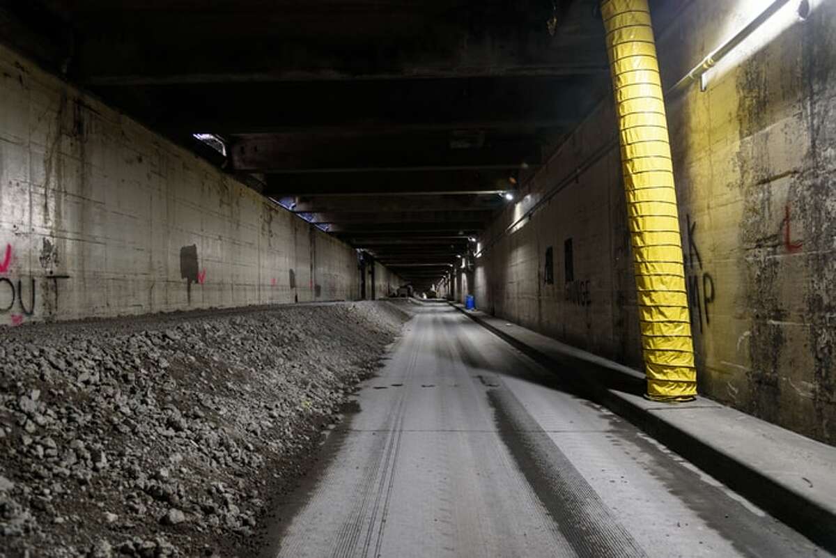 Filling of Seattle's Battery Street Tunnel using viaduct rubble could