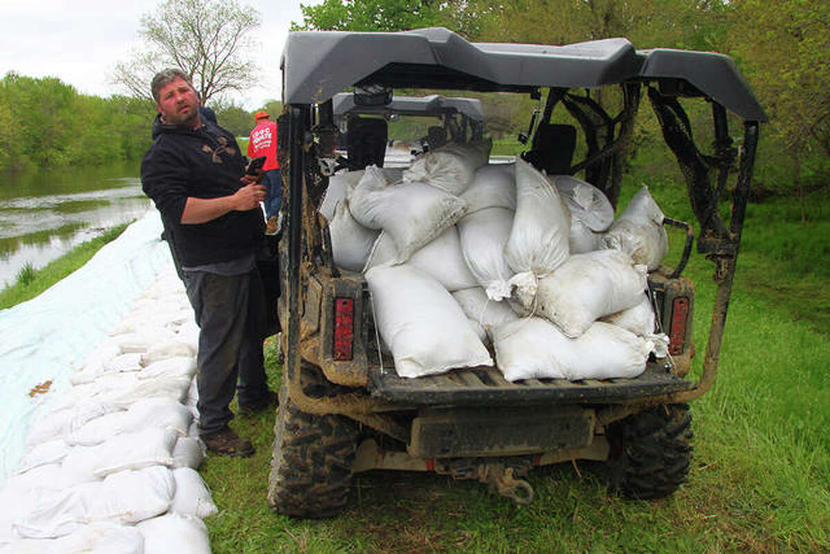 Volunteers and Department of Corrections work crews help Meredosia prepare for flooding that’s expected along the Illinois River next week.