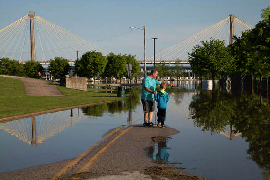 PHOTOS | The mightily unpredictable Mississippi on Sunday — 10 photos - The Edwardsville ...