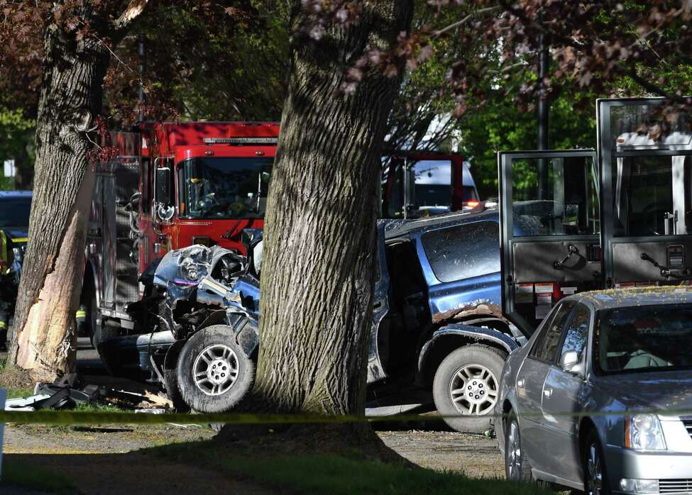 Driver killed, two passengers injured in singlecar crash in Albany