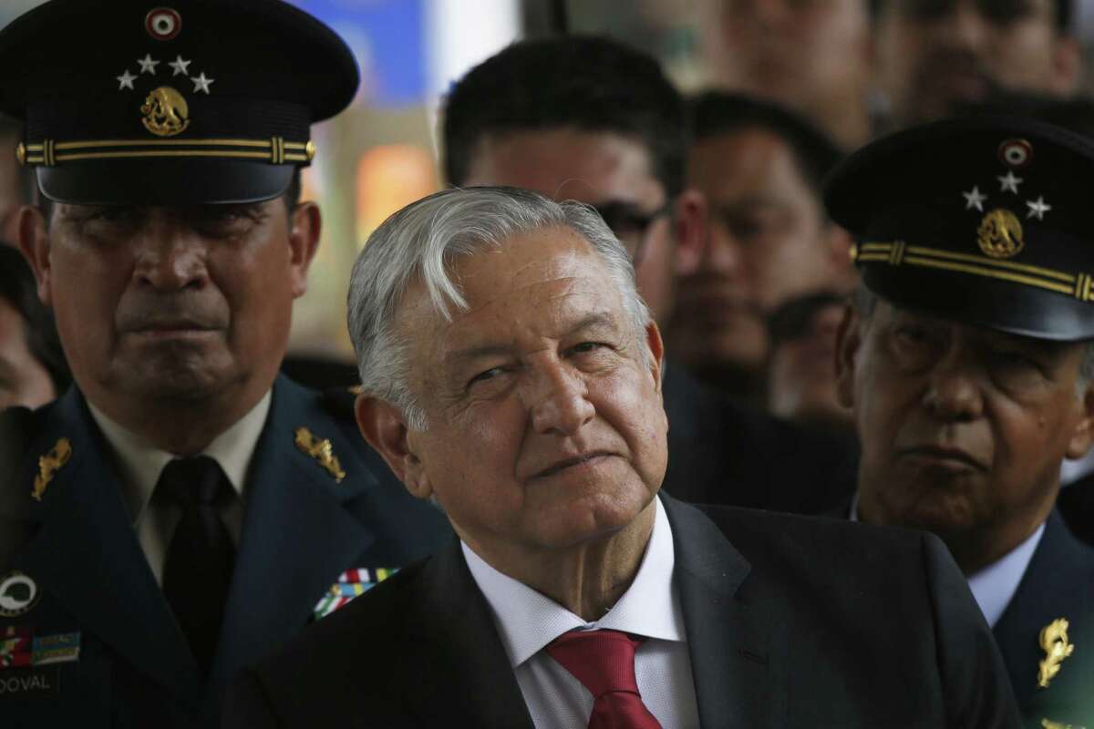 ARCHIVO— En esta fotografía del 29 de abril de 2019, el presidente mexicano Andrés Manuel López Obrador asiste a una ceremonia en la Base Militar Número 1 en Santa Lucía. Obrador dijo el martes 7 de mayo de 2019, que no quiere la ayuda del programa estadounidense Iniciativa Mérida, al menos no como está estructurada actualmente.