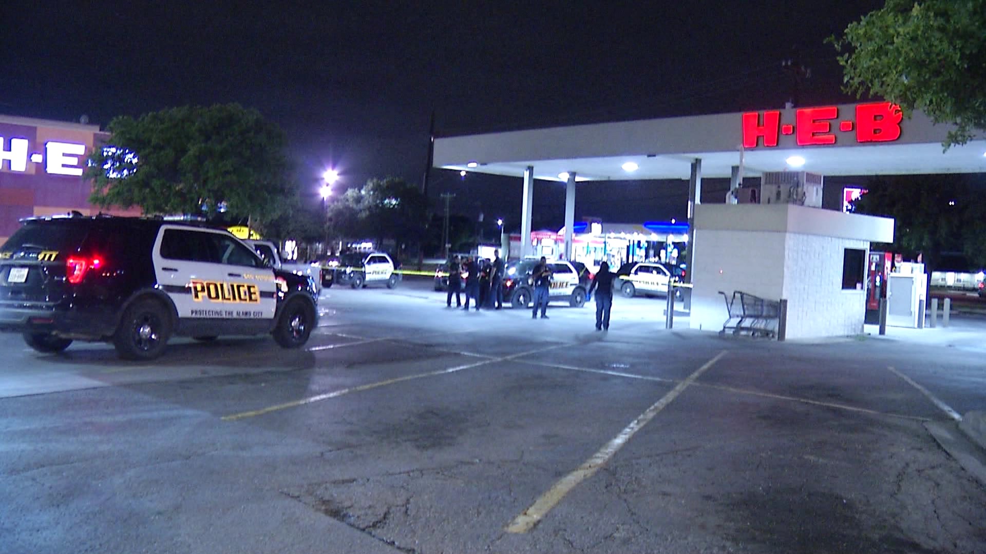 SAPD: Robbers Stab Victim Multiple Times In Parking Lot Of West Side H-E-B