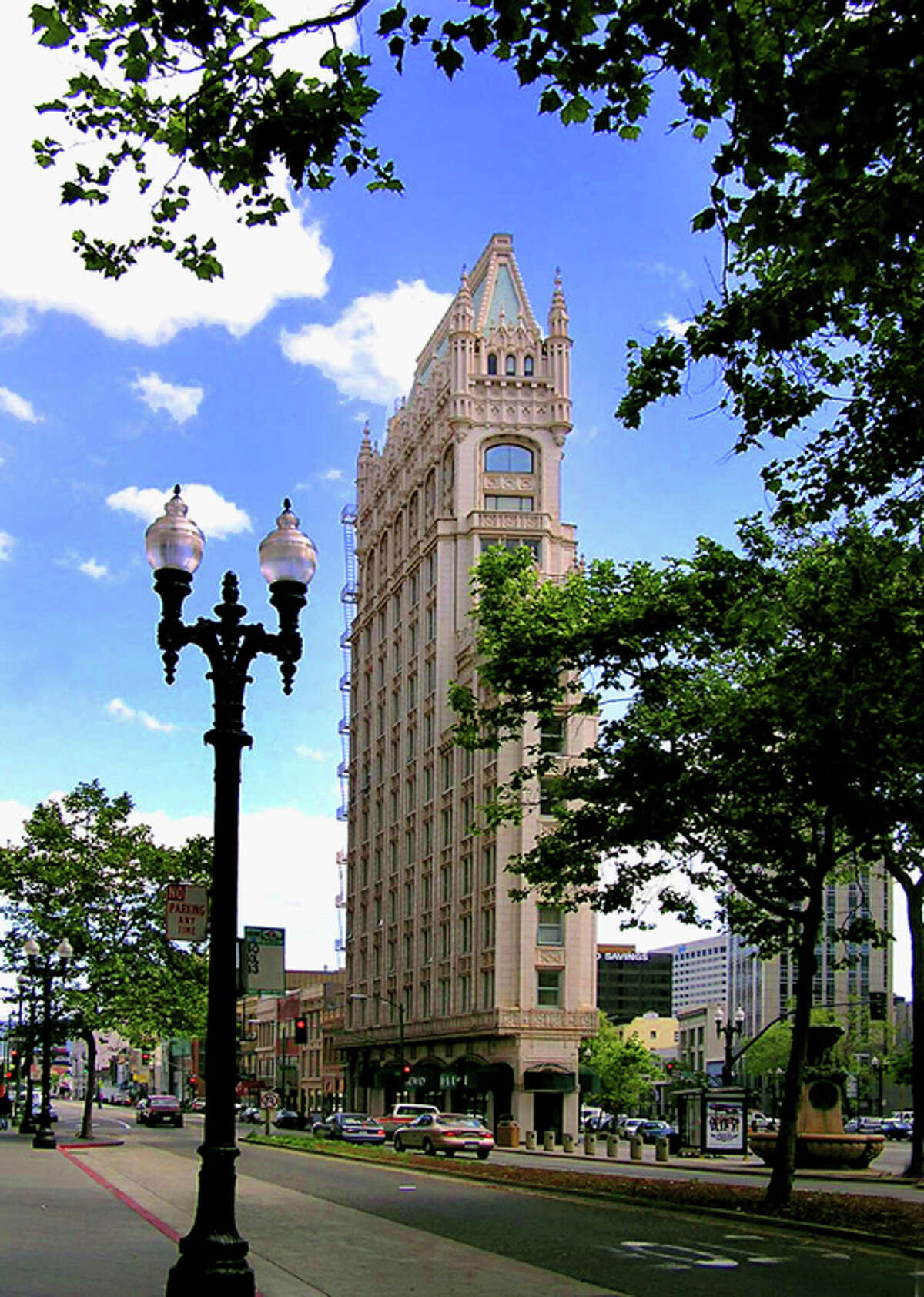Famous apartment in historic Oakland building renting for 6K per month