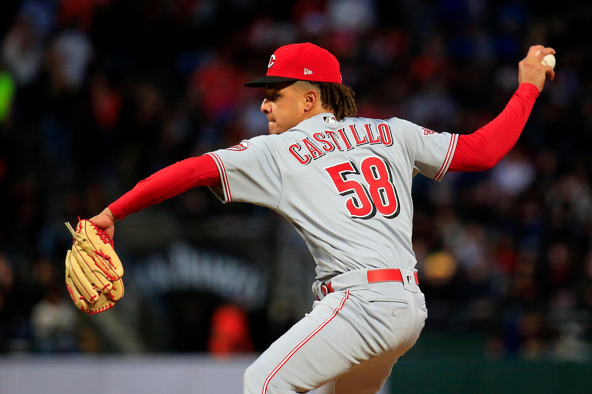 Castillo helps Reds shut down Cardinals