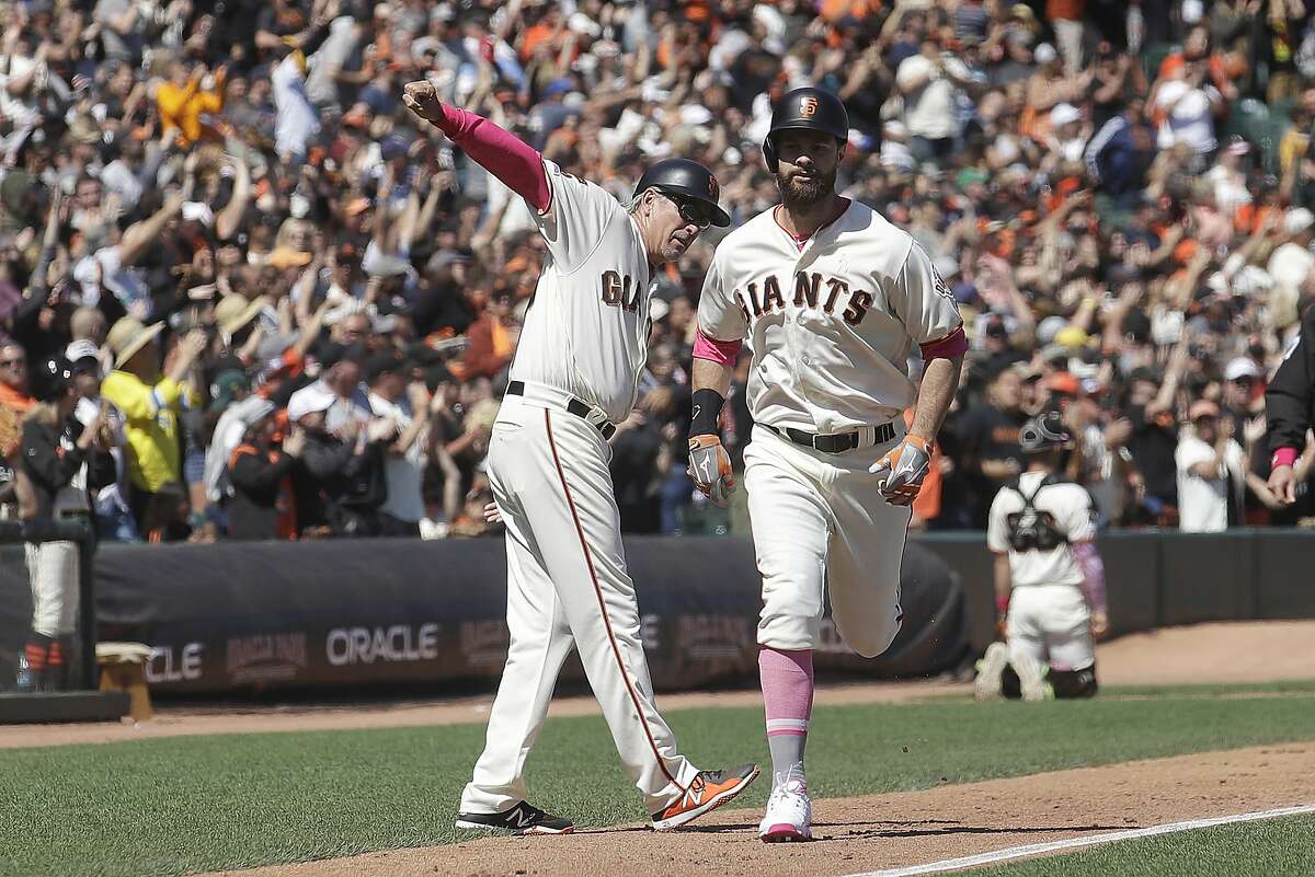 Pablo Sandoval's pink bat leads Giants to Mother's Day win