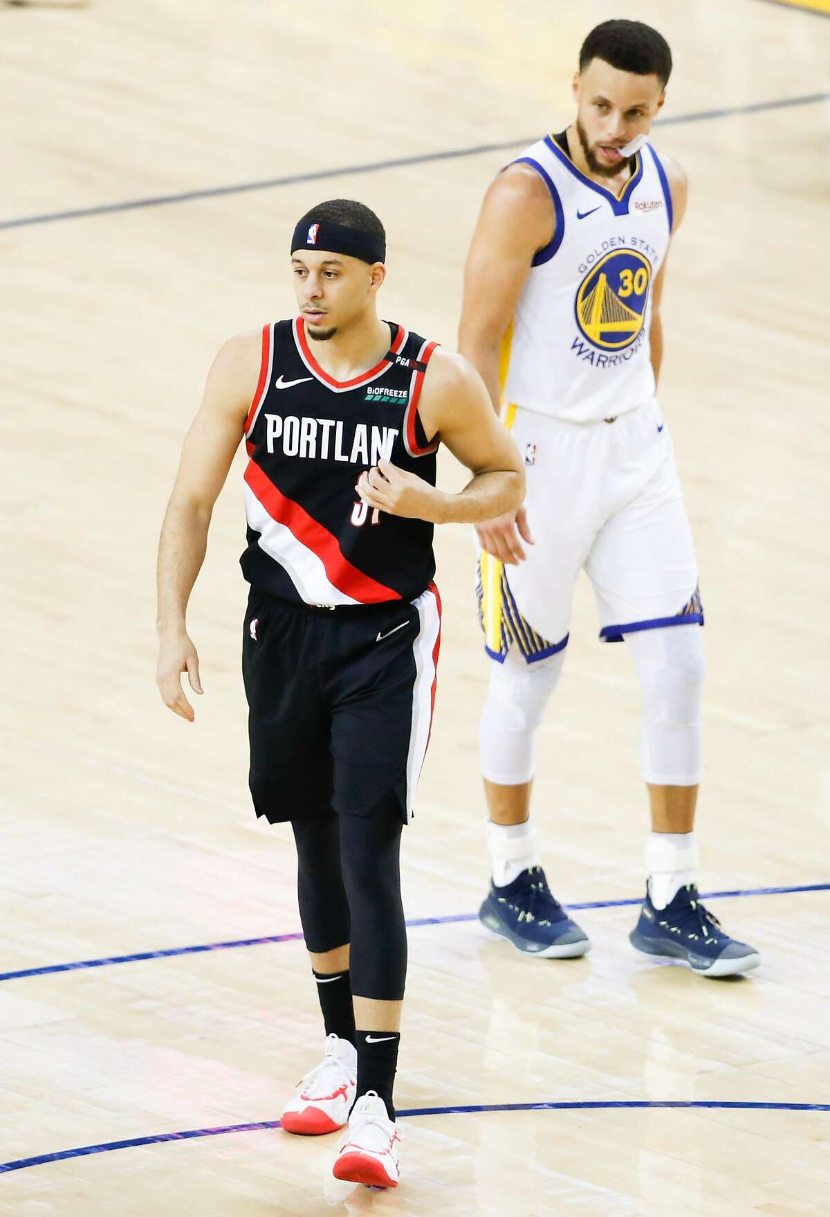 Dell and Sonya Curry switch split jerseys after Steph asks, 'Who you with?