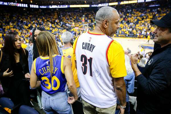 Curry parents split jerseys at Game 