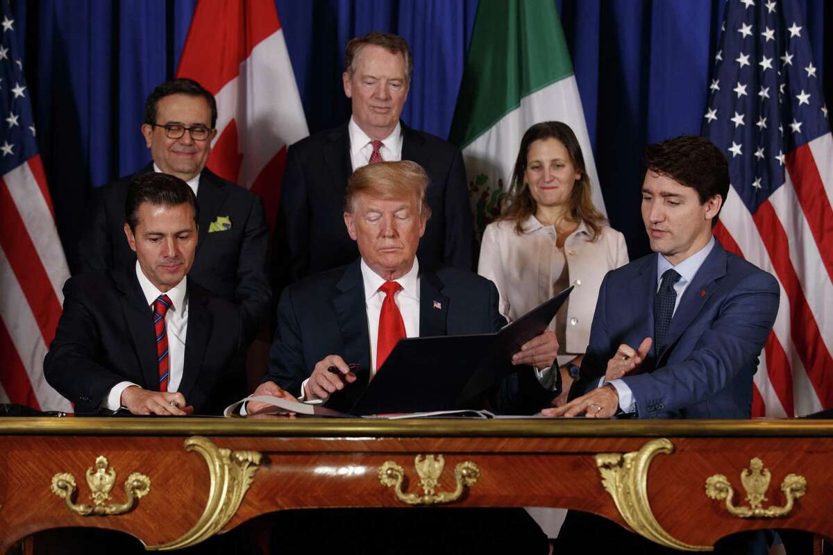 ARCHIVO — De izquierda, el entonces presidente de México Enrique Peña Nieto, el presidente Donald Trump y el primer ministro de Canadá Justin Trudeau firman el tratado T-MEC en Buenos Aires, Argentina, el 30 de noviembre de 2018.